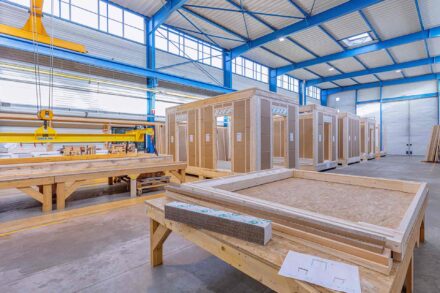 Construction extension atelier structure bois